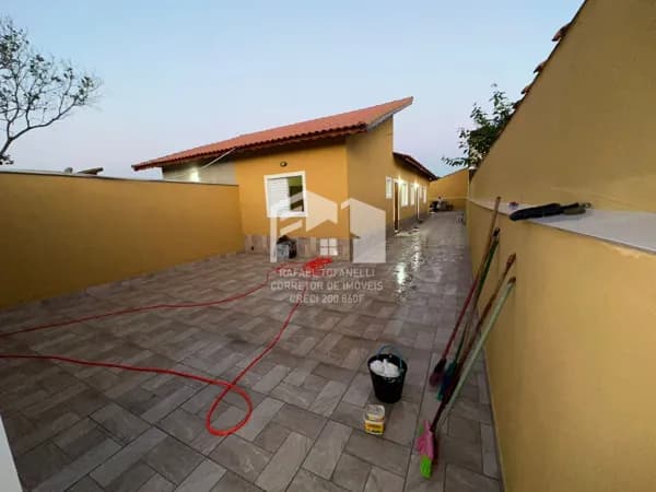 Casa em bairro residencial com piscina