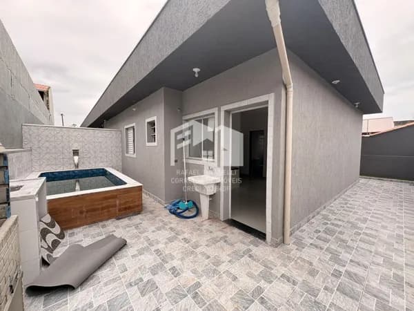 Linda casa a poucos metros do mar