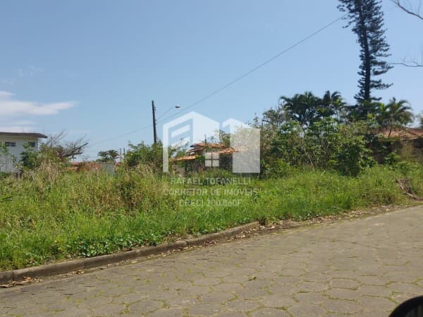 Terreno enorme na quadra da praia