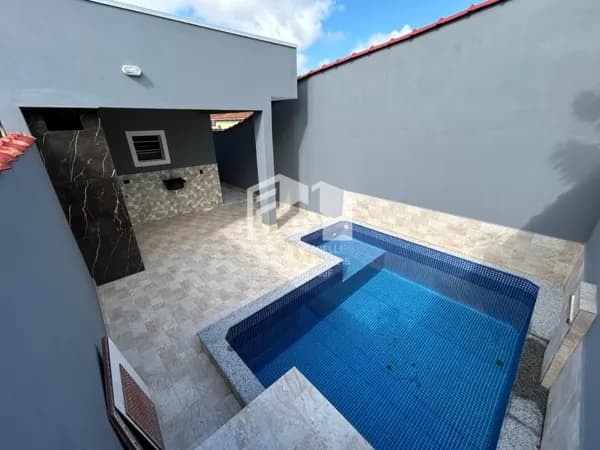 Espaçosa casa à 500 metros da praia