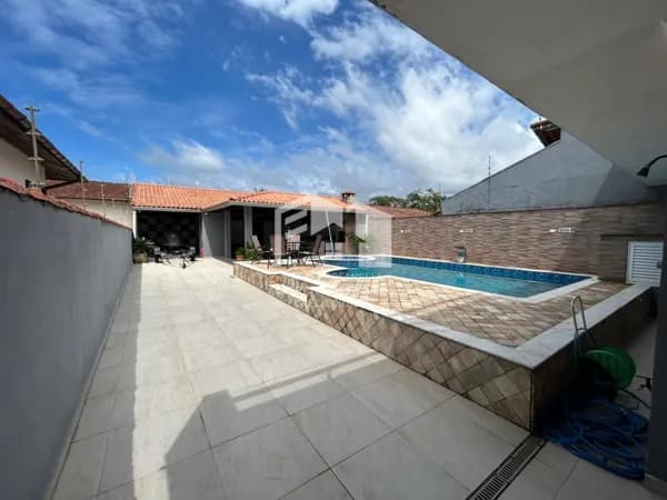 Casa alto padrão à 450 metros da praia