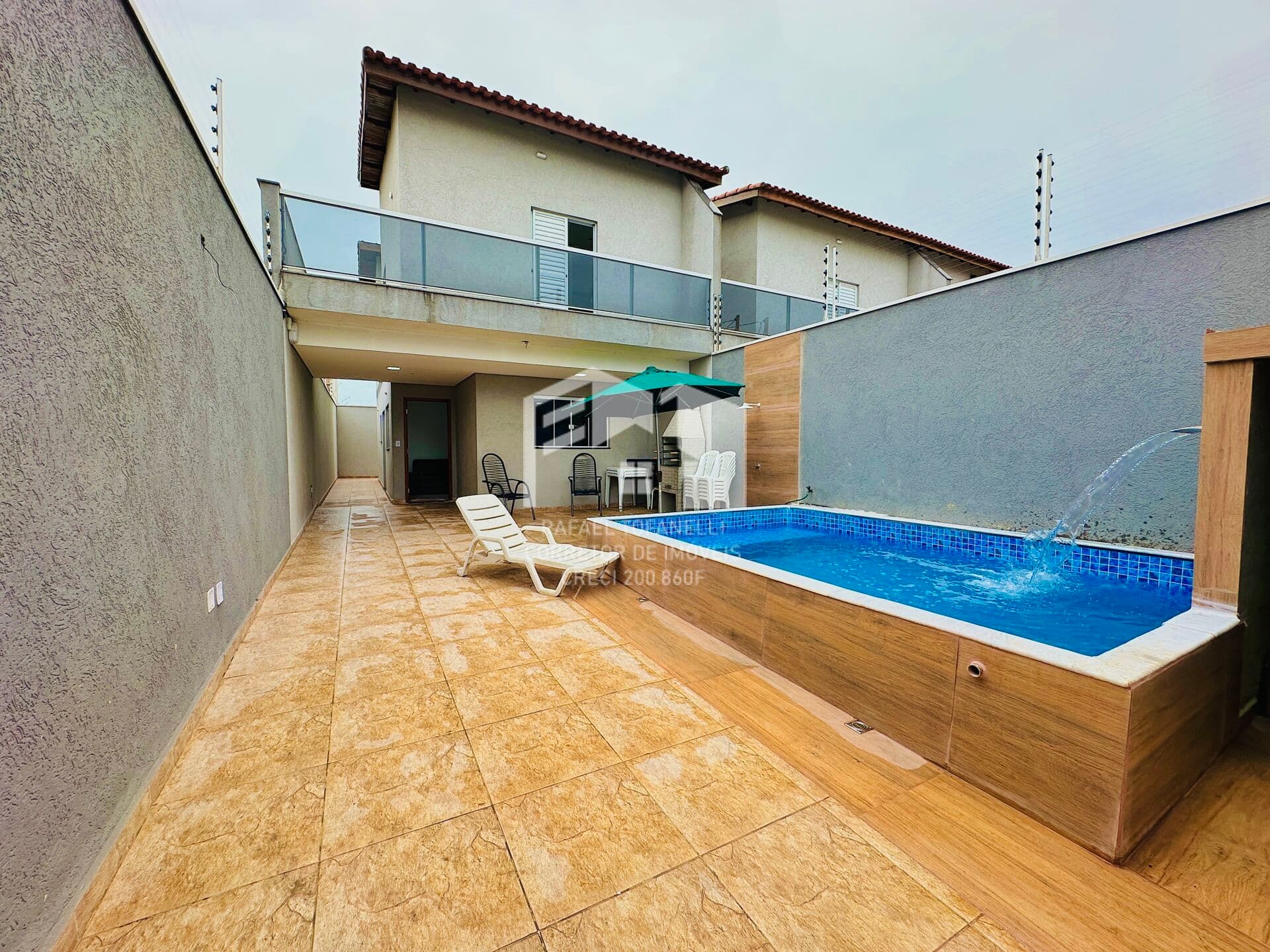 Linda casa à 50 metros do mar