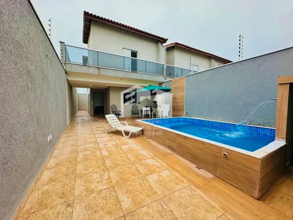 Linda casa à 50 metros do mar