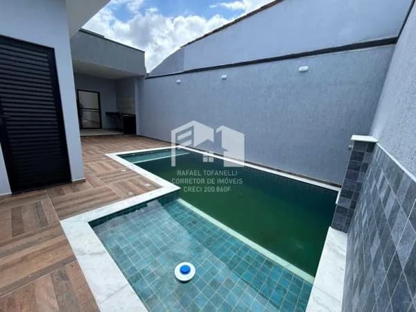 Linda casa alto padrão à uma quadra da praia