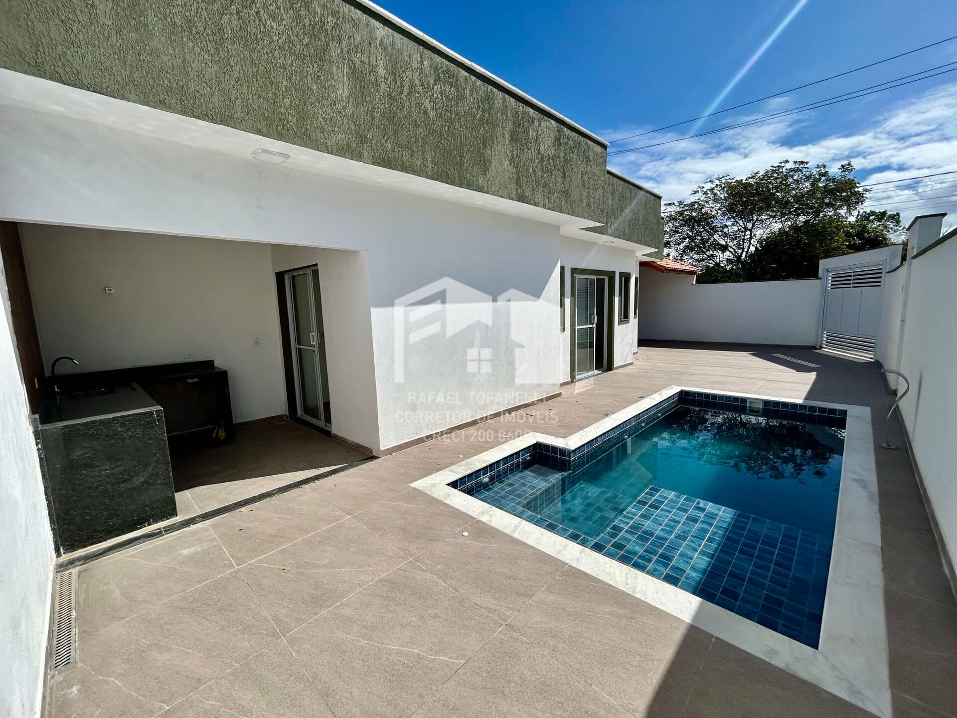 Linda casa nova com 2 suítes, à 700m do mar