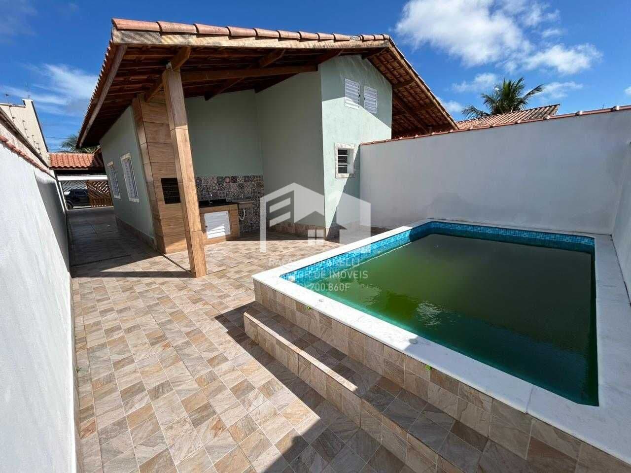 Linda casa a poucos metros do mar