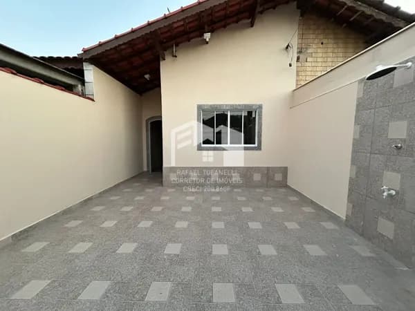 Linda casa a 400 metros do mar