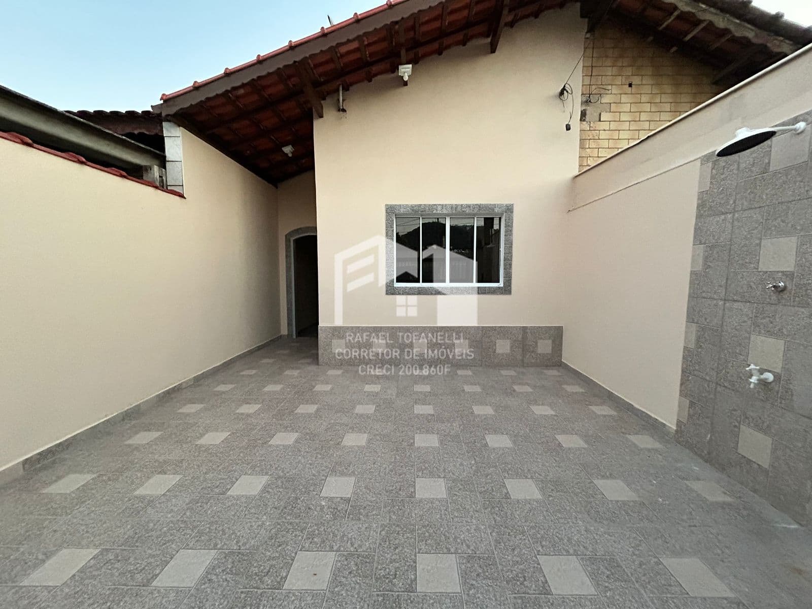 Linda casa a 400 metros do mar
