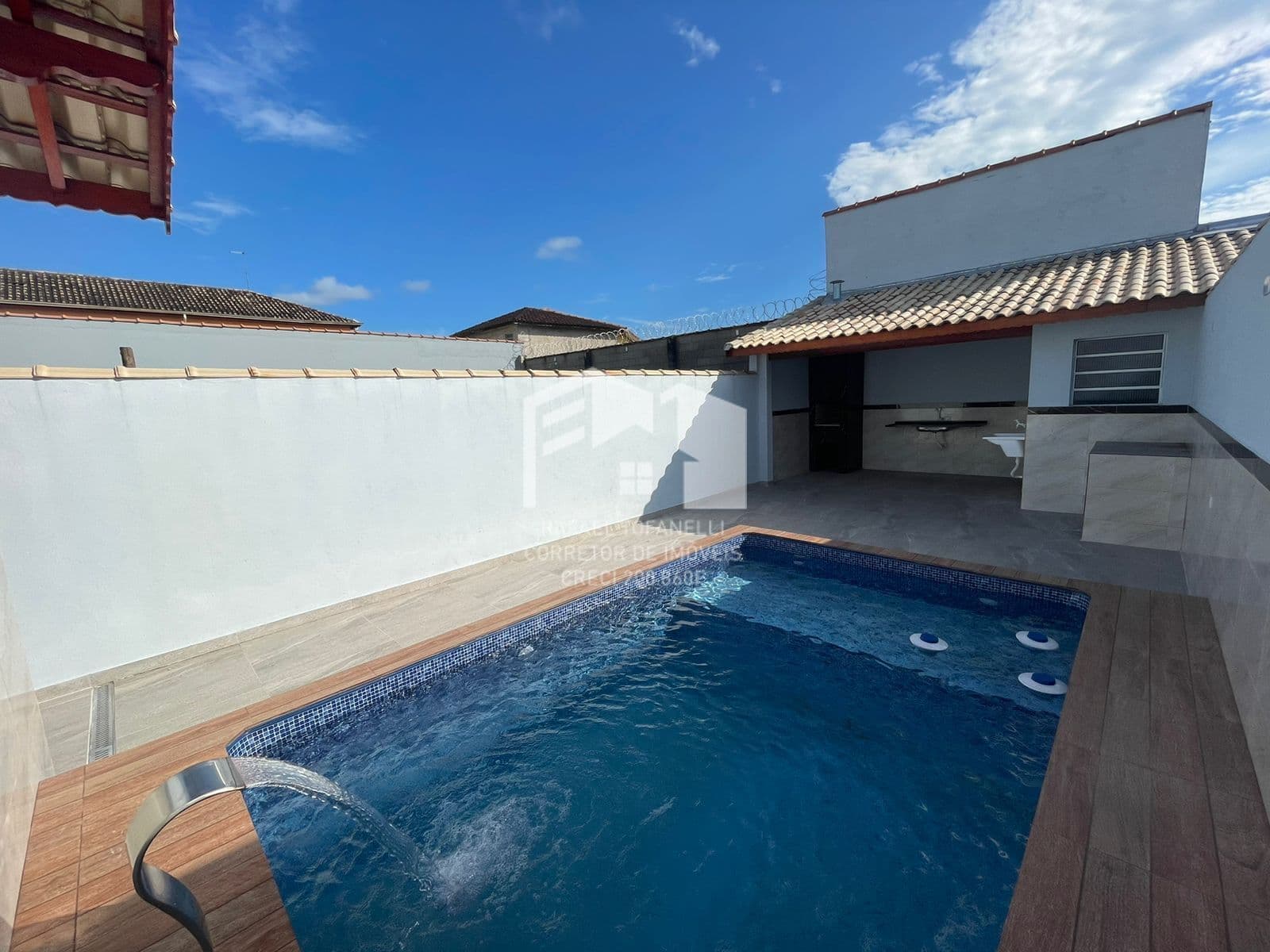 Linda casa com piscina e área goumet completa