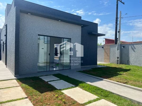 Linda casa com 3 vagas de garagem