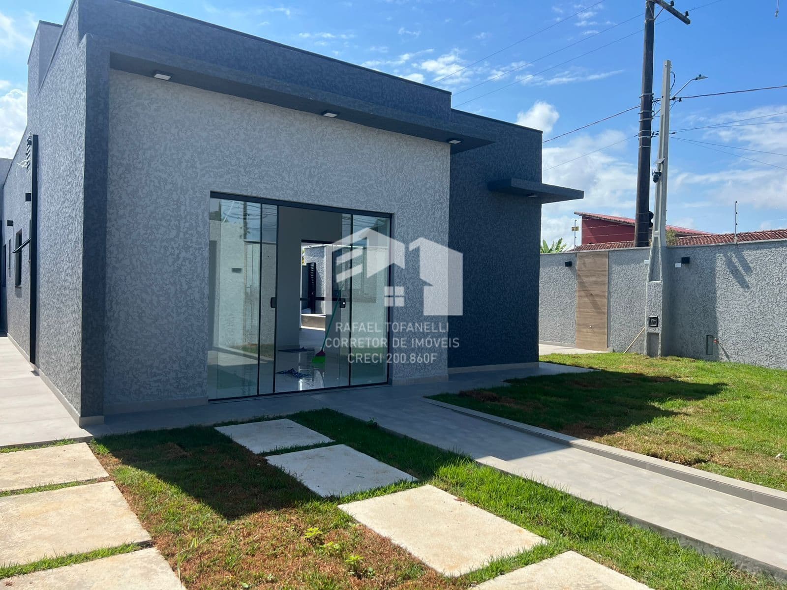 Linda casa com 3 vagas de garagem