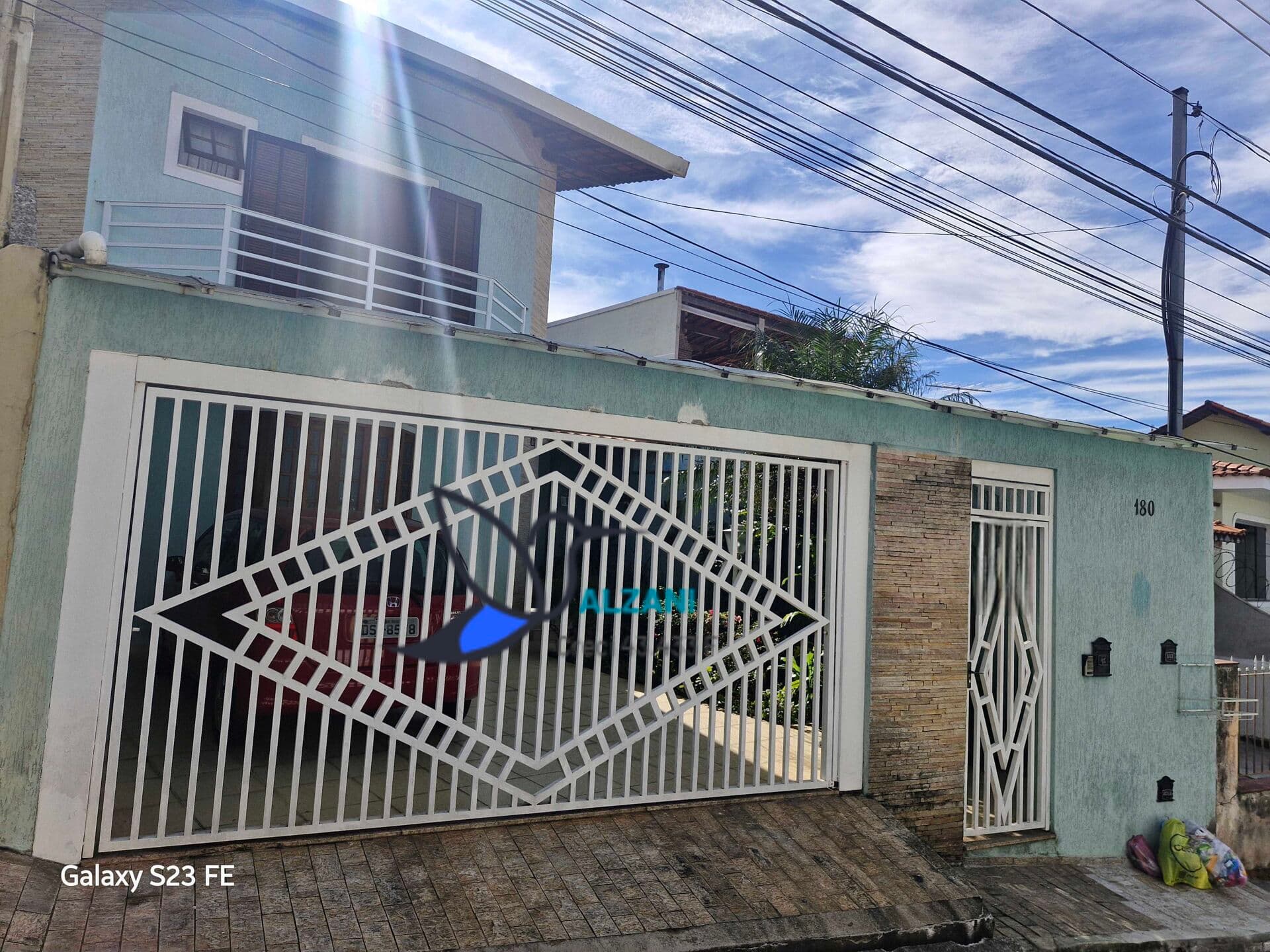 Sobrado impecável 3 dormitórios 1 suíte com closet, cozinha copa, sala ampla com lareira, 2 vagas de garagem à venda no bairro Horto Florestal - São Paulo/SP