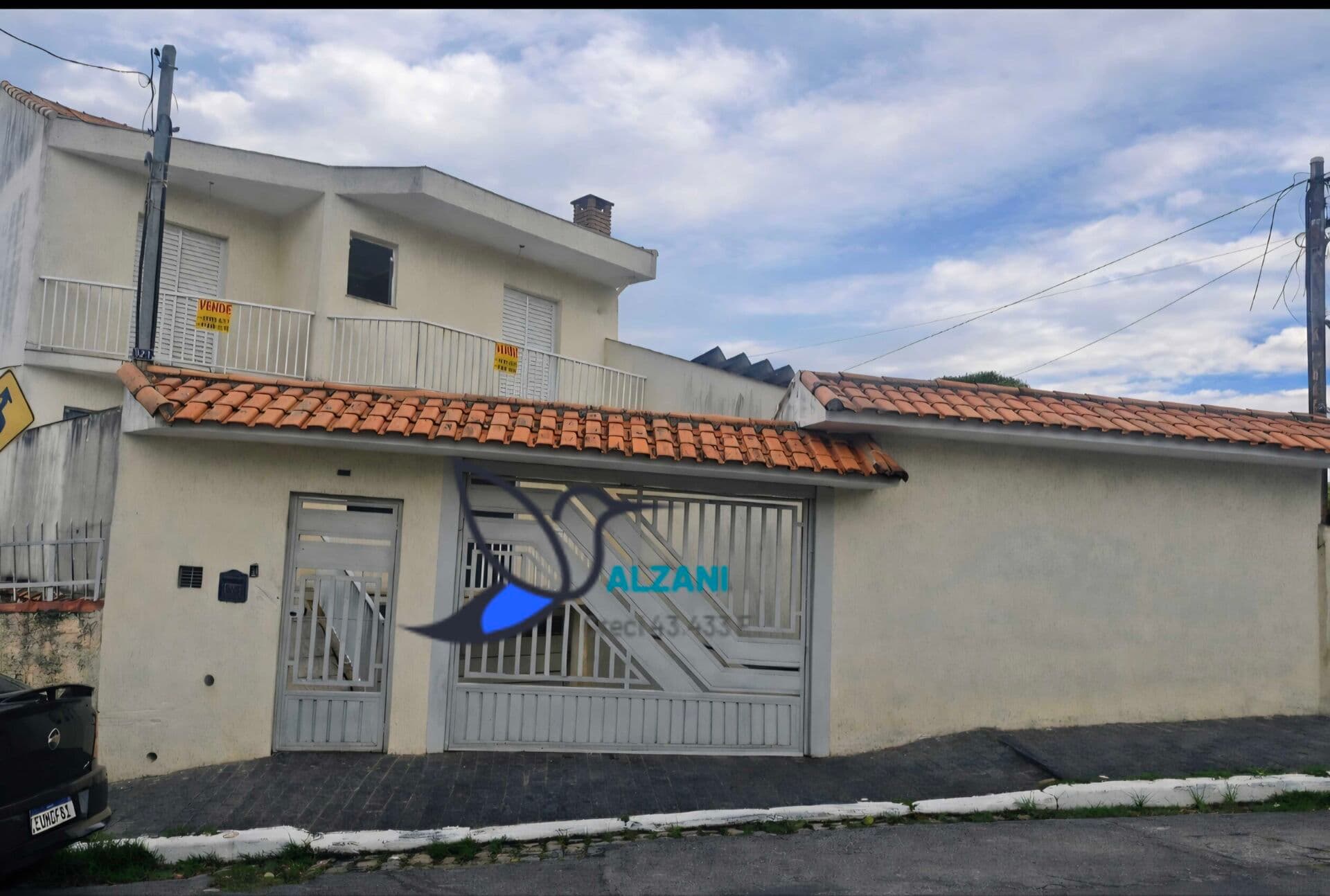 Sobrado auto padrão, 3 suites, uma como foi feita hidromassagem e closet, 2 com sacadas, sala grande com lareira, o piso de madeira maciça, quais sãos também com piso de madeira maciça, garás garagem para 4 carros, churrasqueira e piscina a venda no bair