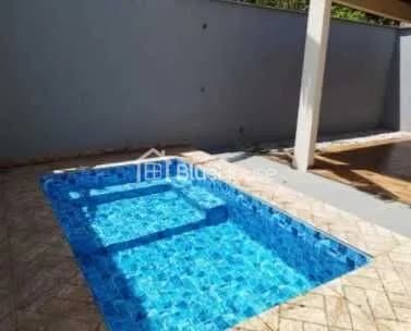 Casa Sozinha no Lote com Piscina, 3 Quartos sendo 1 Suíte e 5 Vagas de Garagem à venda – Setor Dona Íris II – Trindade-GO