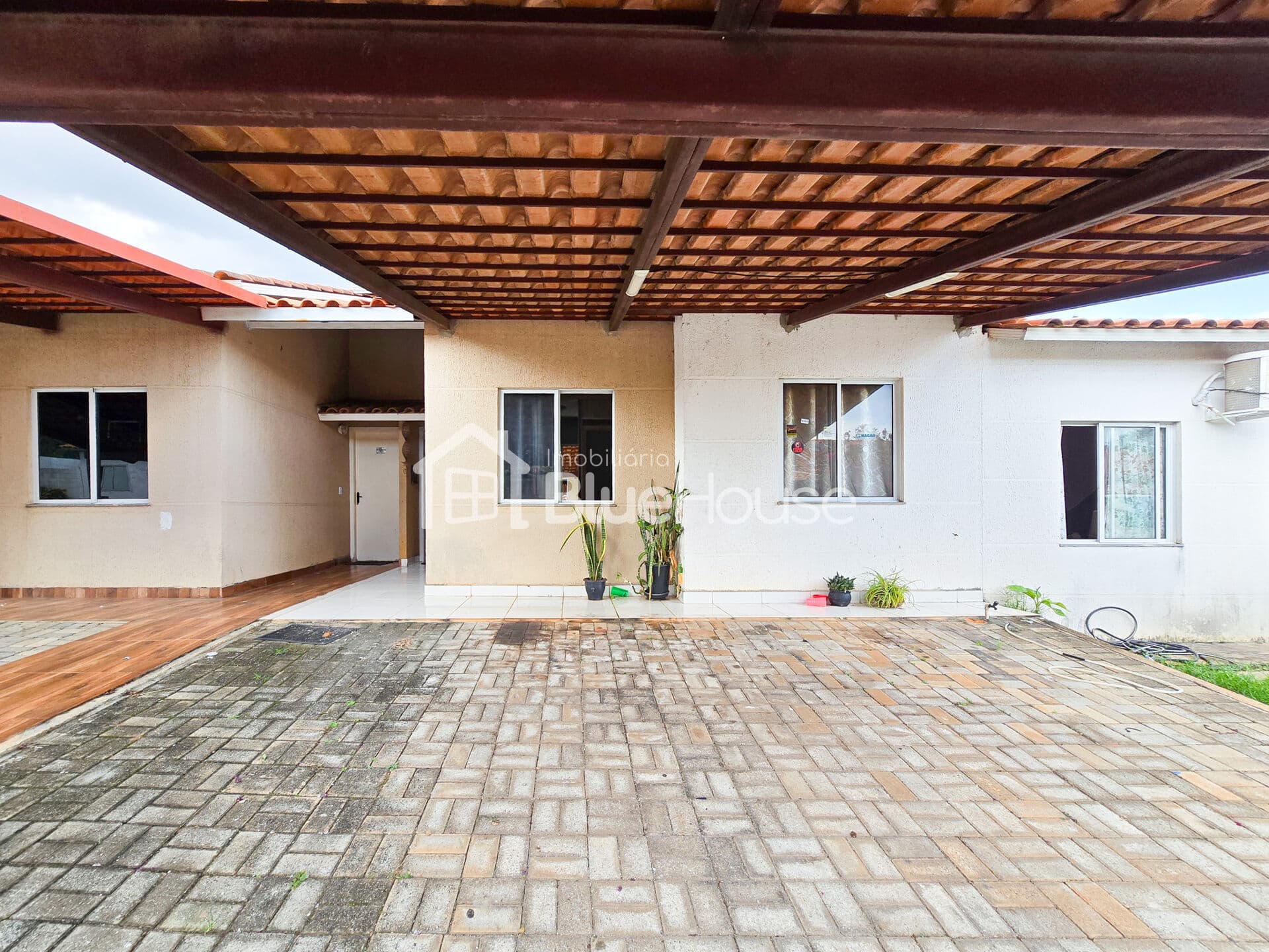 Casa 2 Quartos em Condomínio Fechado com Planejados – Residencial Buriti.