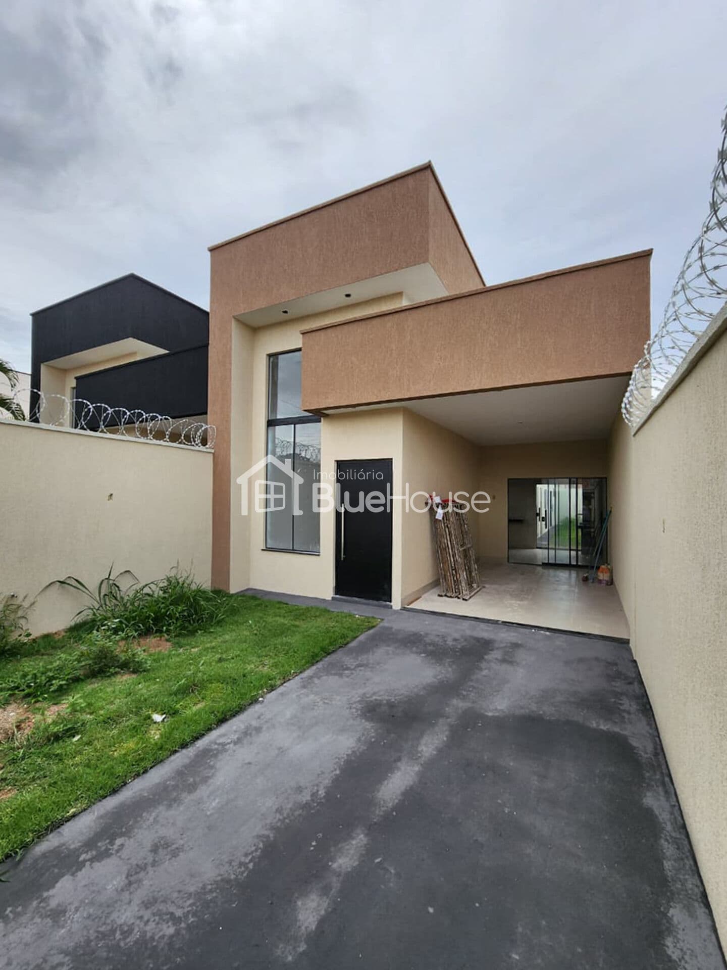 Casa de 3 Quartos sendo 1 suíte em acabamento Premium no Setor Colonial Sul.