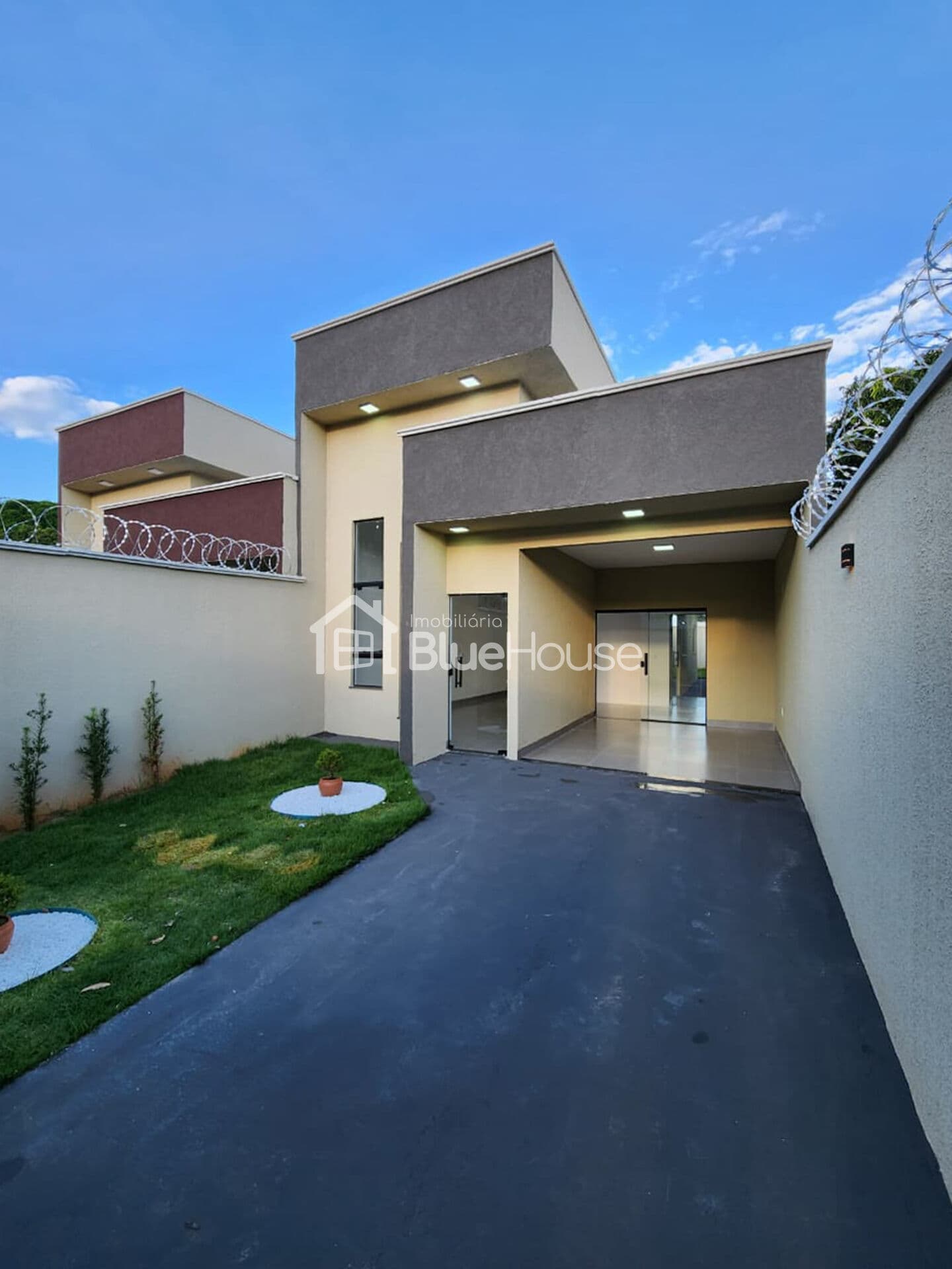 Casa de 2 Quartos sendo 2 suítes em acabamento Premium no Jardim Himalaia em Aparecida de Goiânia/GO.