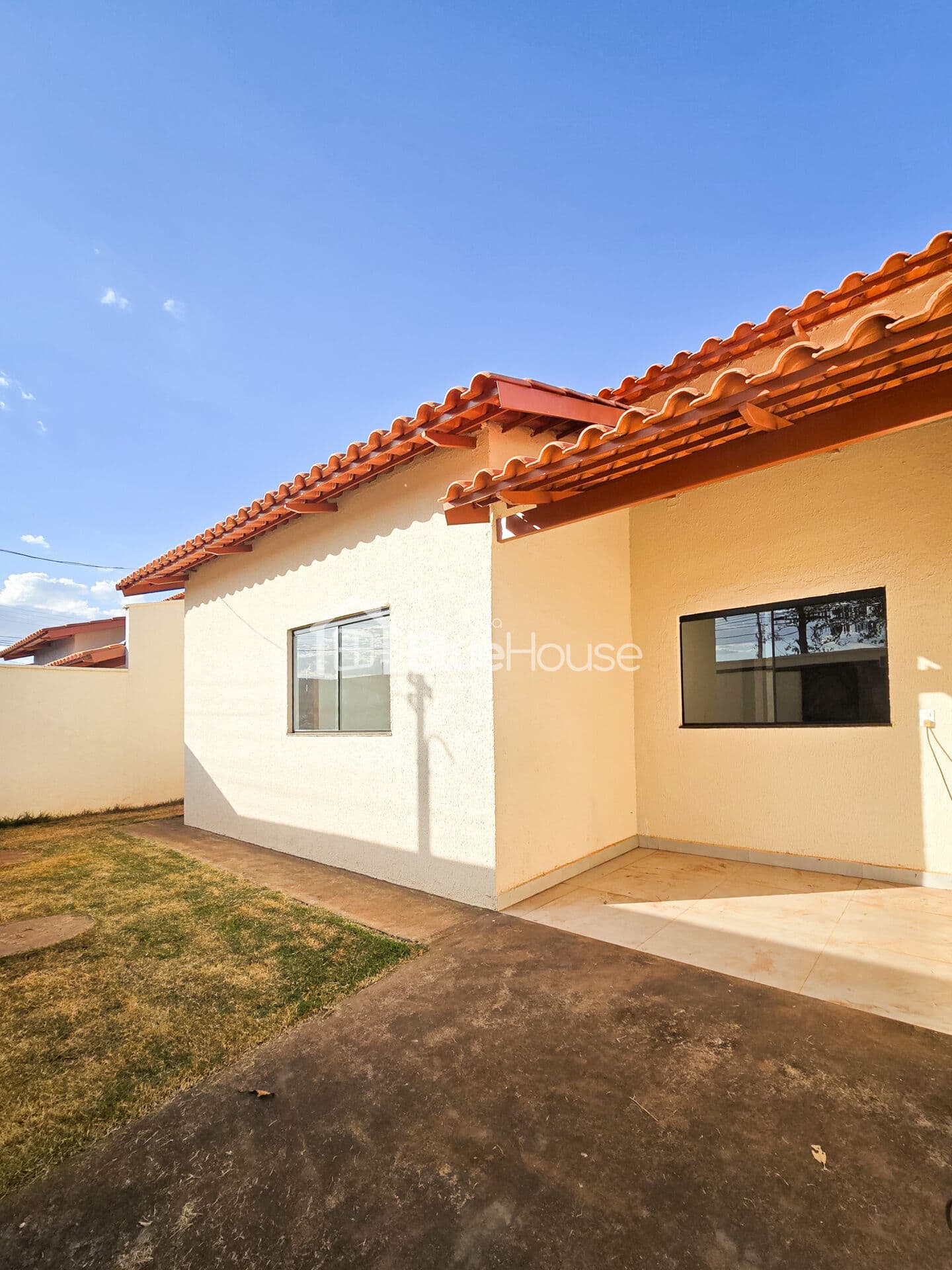 Casa com 3 Quartos Sendo 1 Suíte! A venda, no Setor Ponta Kayana