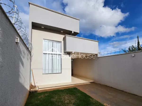Casa de 3 Quartos sendo 1 suíte em acabamento Premium no Setor Sítios Santa Luzia.