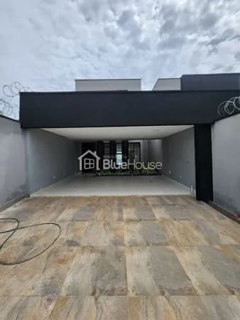 Casa de 3 Quartos sendo 3 suítes em acabamento Alto Padrão no Setor Sudoeste.