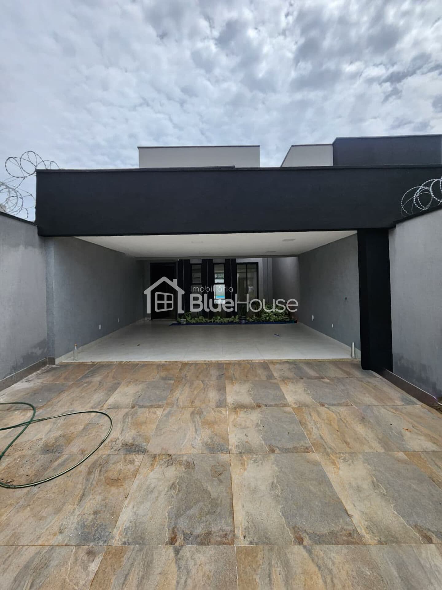 Casa de 3 Quartos sendo 3 suítes em acabamento Alto Padrão no Setor Sudoeste.