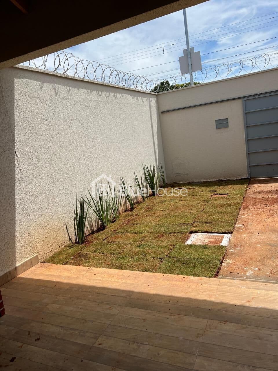 casa com 2 Q sendo 1 suite - setor monte pascoal 92m