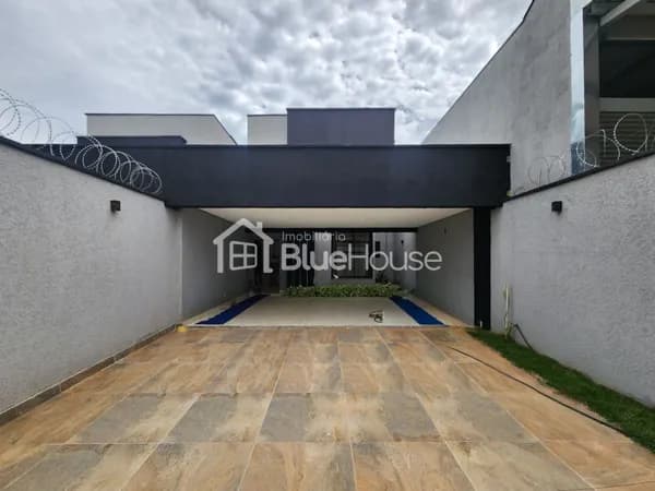 Casa de 3 Quartos sendo 3 suítes em acabamento Alto Padrão no Setor Sudoeste.