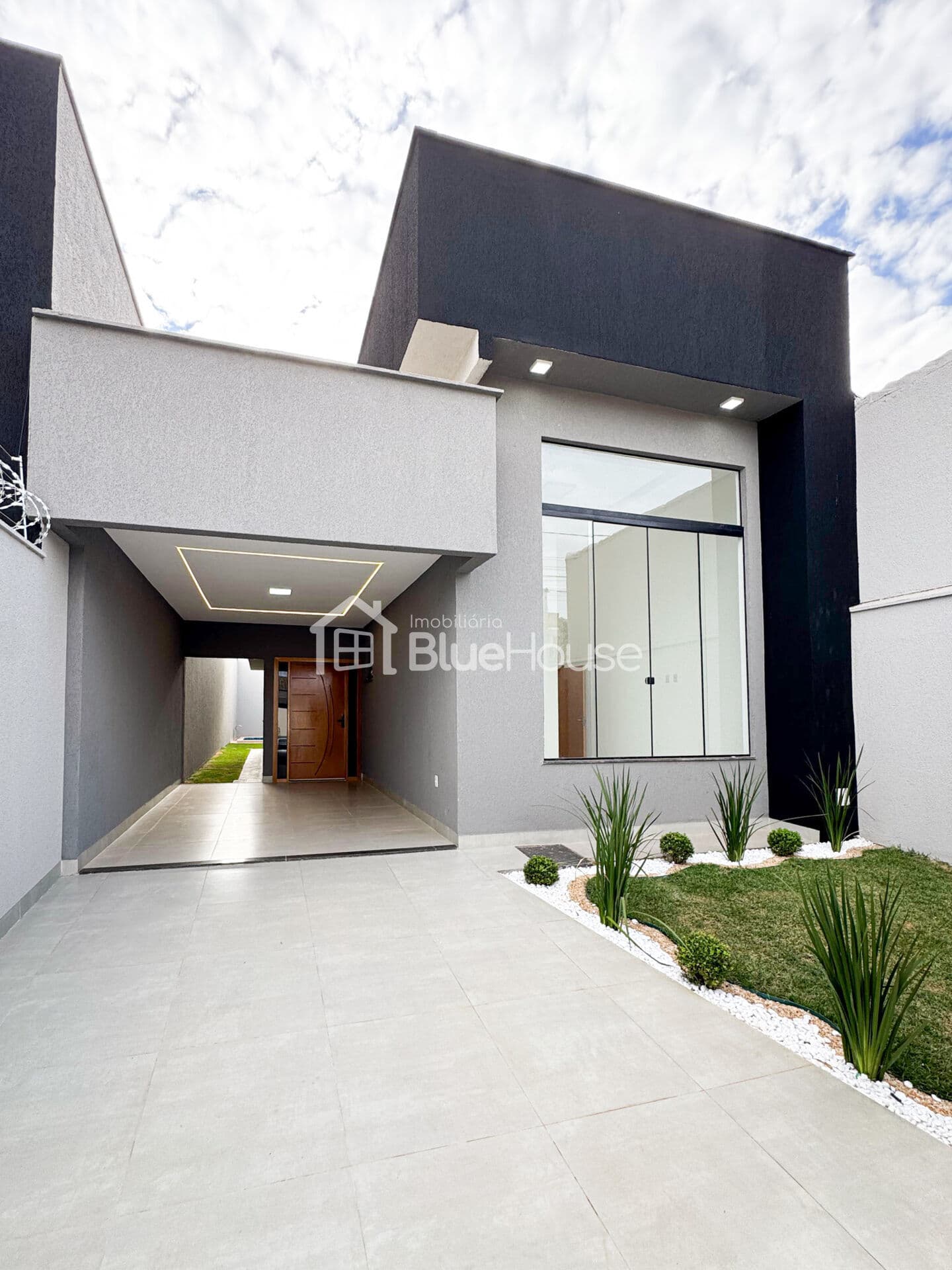 Casa de 3Q sendo 1 suíte com Piscina e acabamento Premium na Vila Oliveira - Aparecida de Goiânia