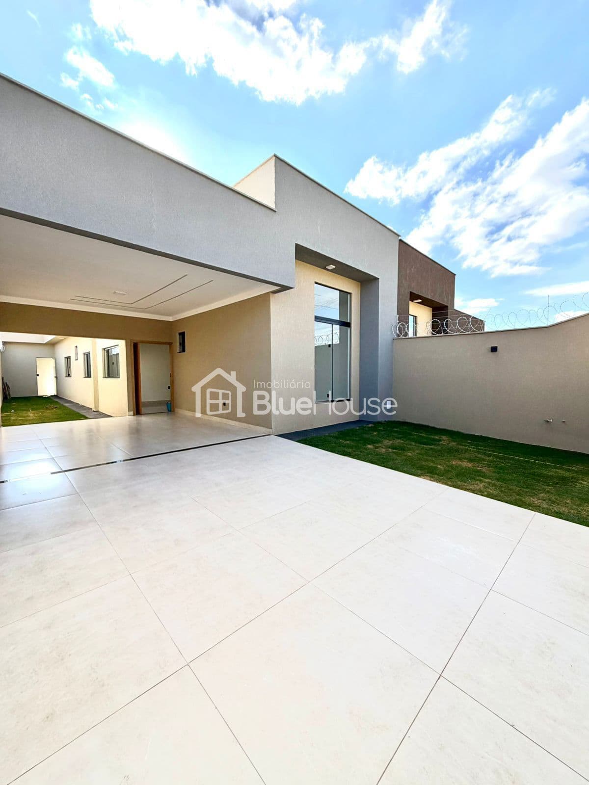 Casa de 3 Quartos sendo 1 suíte em acabamento Premium no Vila Oliveira - Aparecida de Goiânia - GO.
