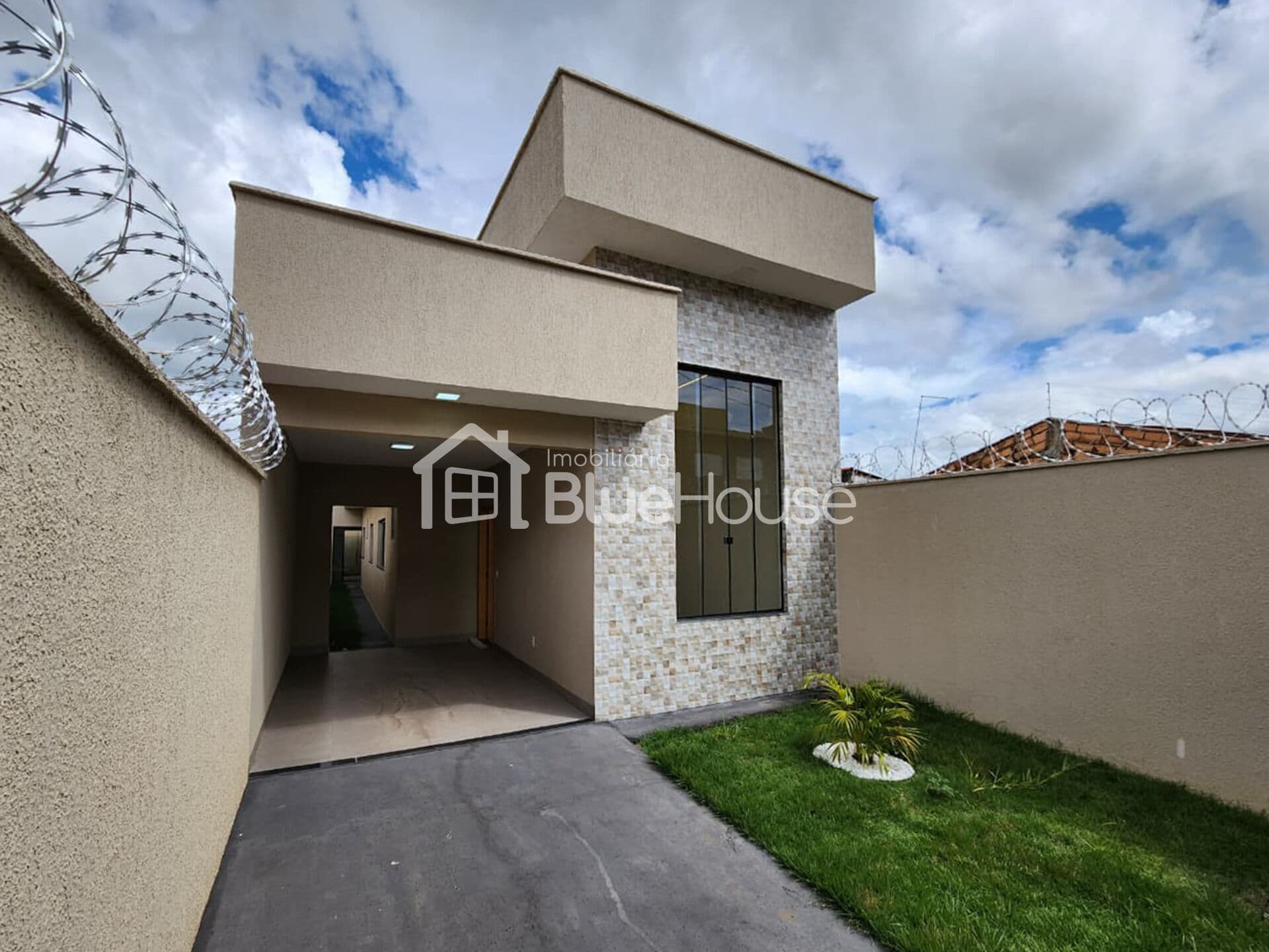 Casa de 3 Quartos sendo 1 suíte em acabamento Premium no Setor Santa Luzia.