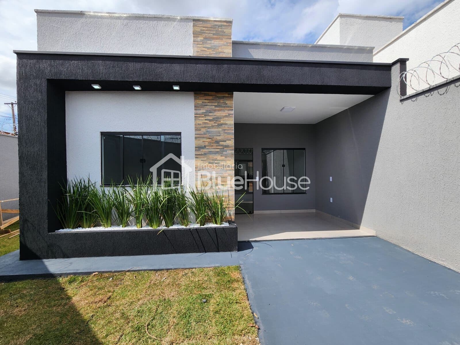 Casa de 3 Quartos sendo 1 suíte em acabamento Premium no Jardim Ipanema Trindade - GO.