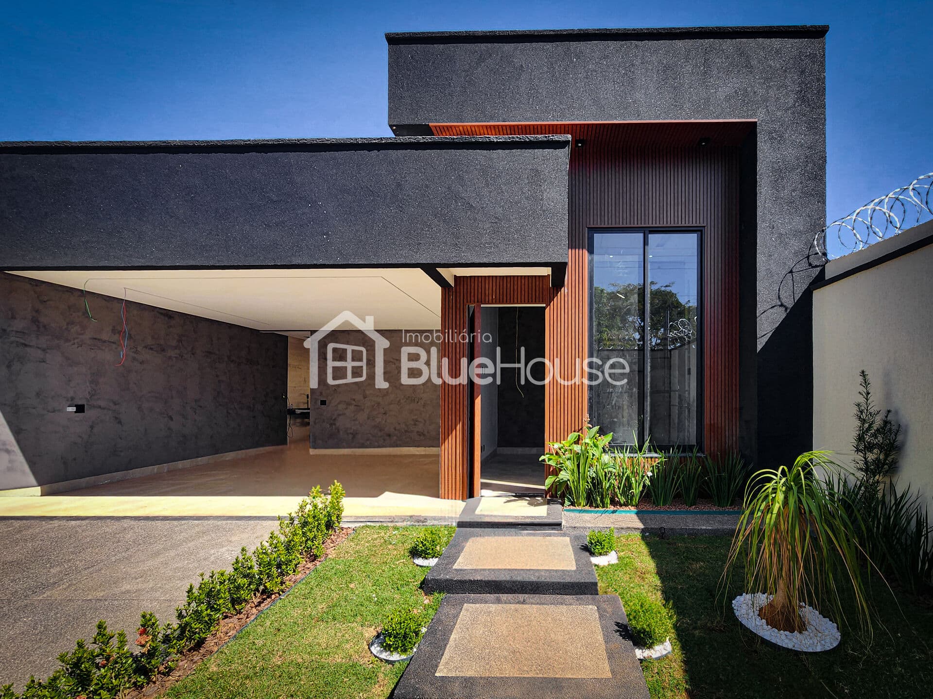 Casa de 3 Quartos sendo 2 suítes plenas (1 com closet) e 1 suíte americana em acabamento Premium no Setor Vereda dos Buritis