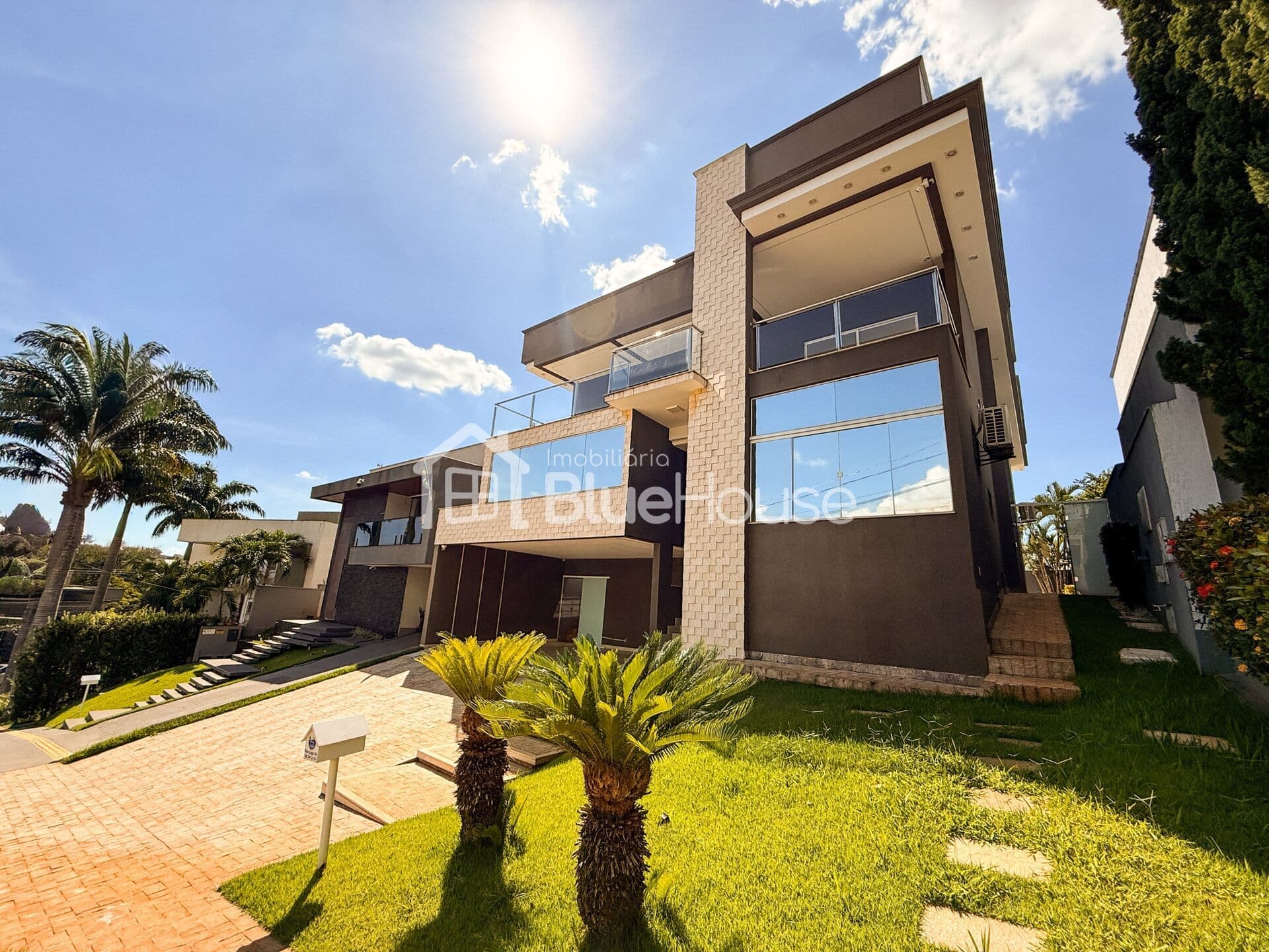 Sobrado de Alto Padrão - Condomínio do Lago - 429,98m²