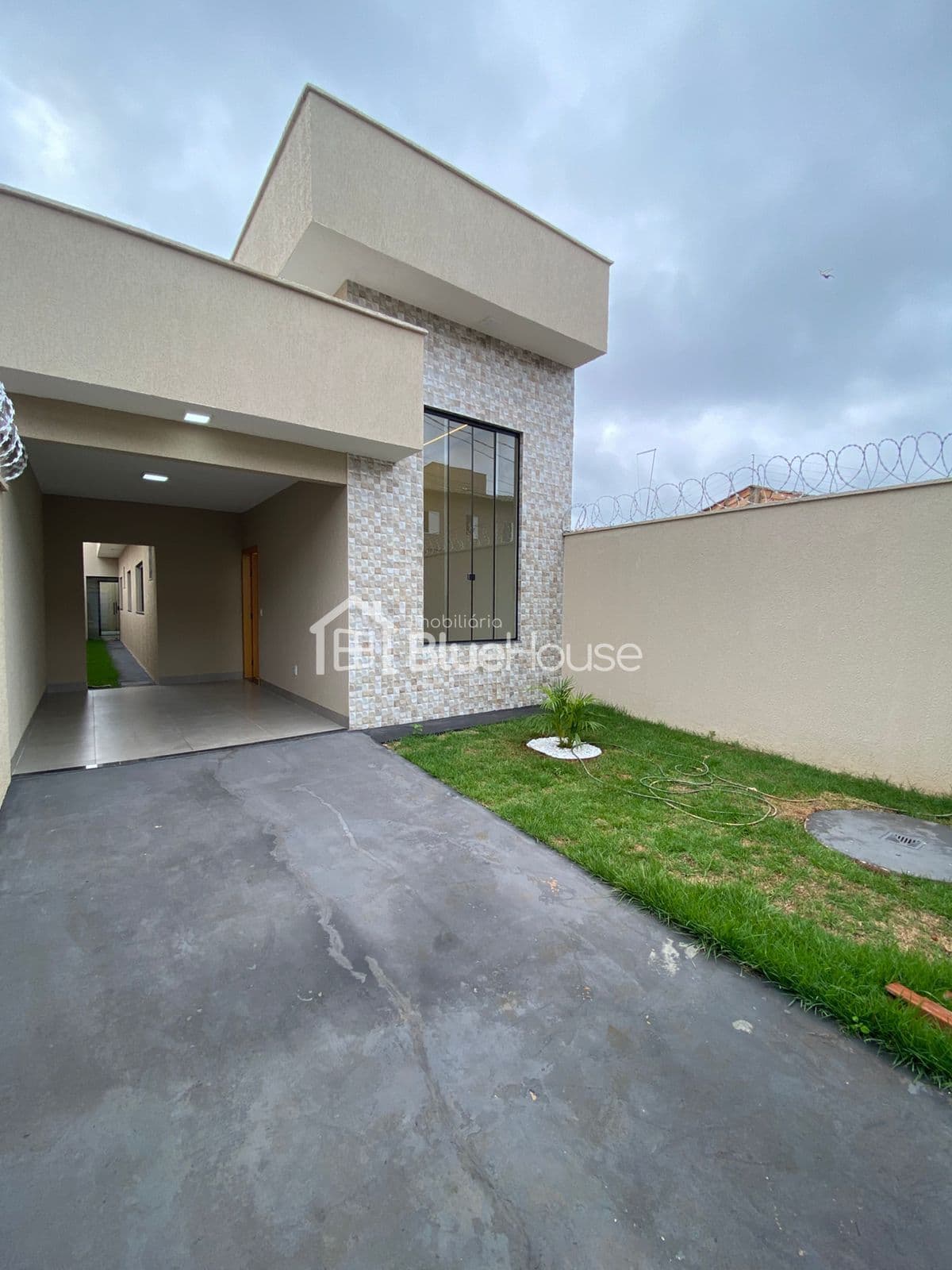 Casa de 3 Quartos sendo 1 suíte em acabamento Premium no Setor Santa Luzia.