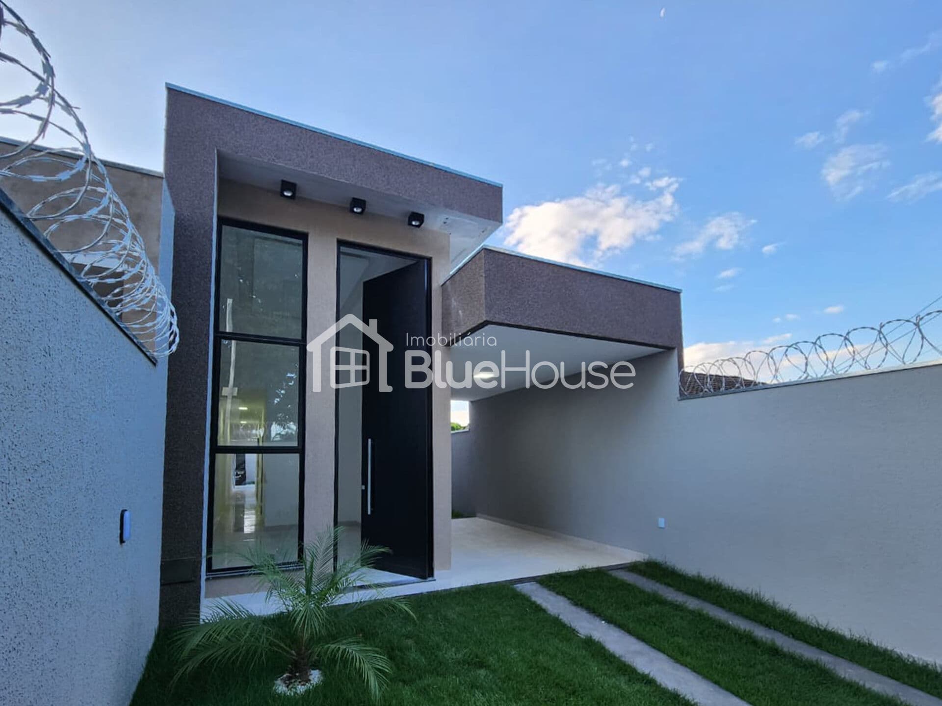 Casa de 3 Quartos sendo 1 suíte em acabamento Premium no Jardim Veneza em Aparecida de Goiânia/GO.