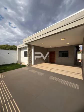 *🏡Conforto, localização e acabamento de alto padrão em um só lugar!* Linda casa situada na *avenida principal do Vila Verde.