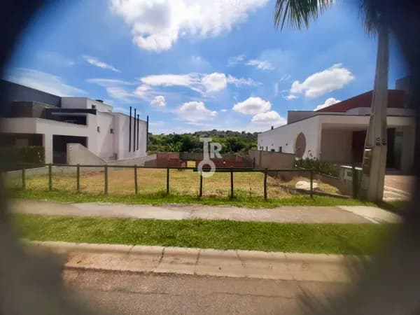 Terreno plano com vista para a mata no Condomínio Reserva da Serra