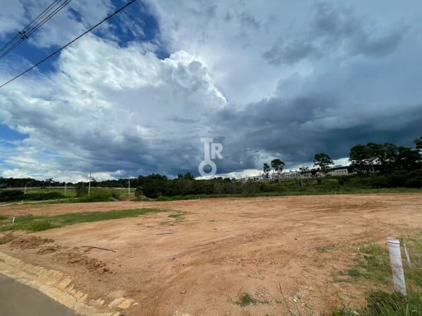 Terreno plano em Condomínio 654 m²
