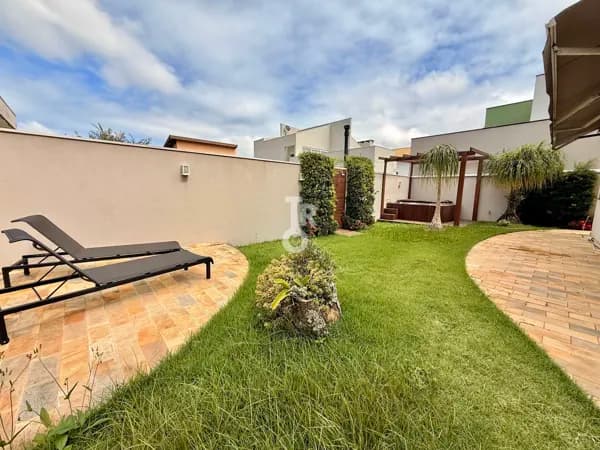 Casa com 4 suítes e Jacuzzi no Jardim Samambaia