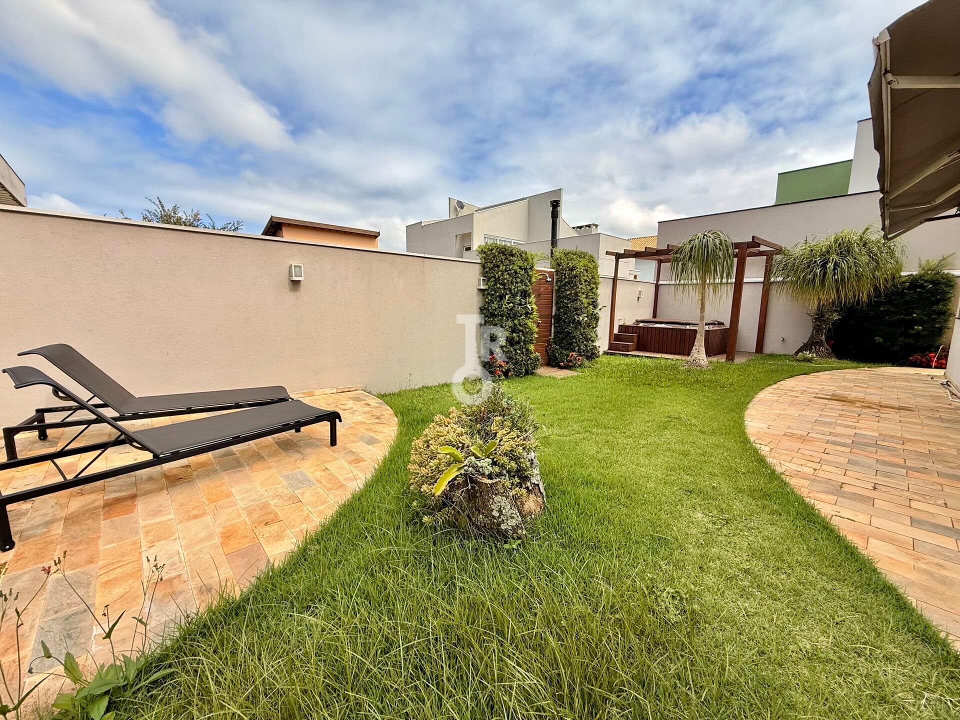 Casa com 4 suítes e Jacuzzi no Jardim Samambaia