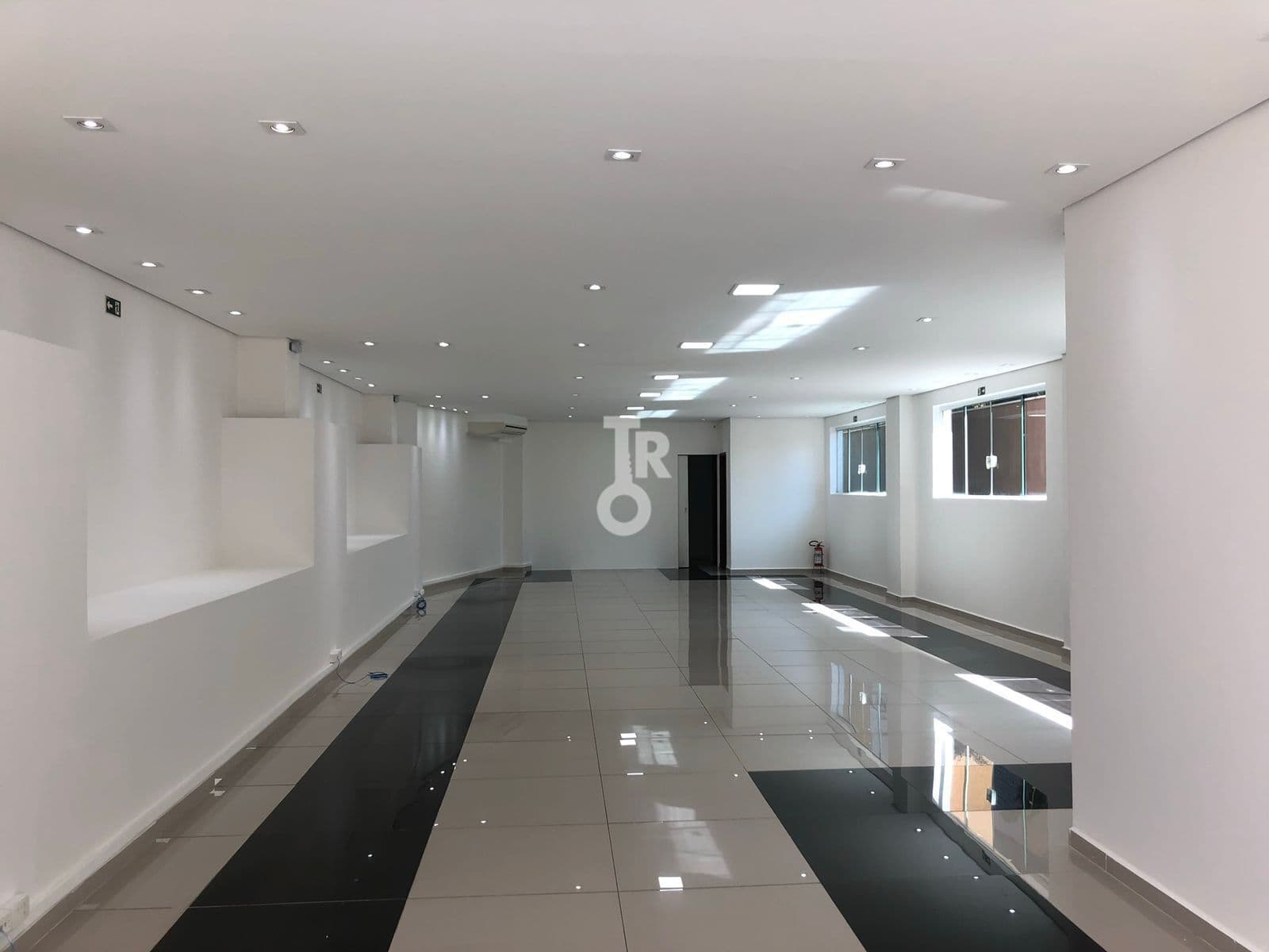 EXCELENTE SALÃO COMERCIAL LOCAÇÃO- JUNDIAÍ-SP JARDIM PARIS