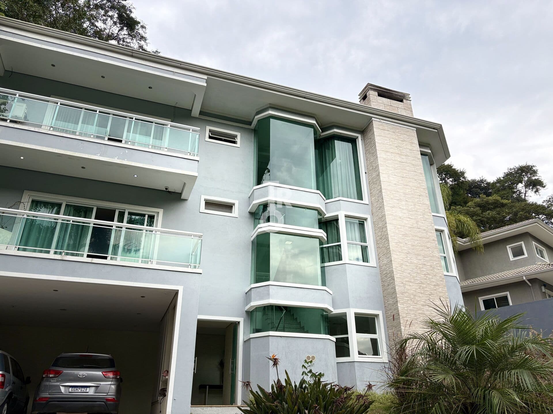 Sobrado com 4 quartos , escritório e lareira