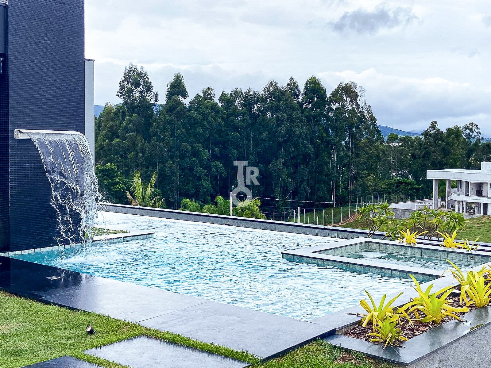 Casa térrea com 4 suítes no TERRAS DA ALVORADA em Jundiaí/SP por R$ 3.900.000