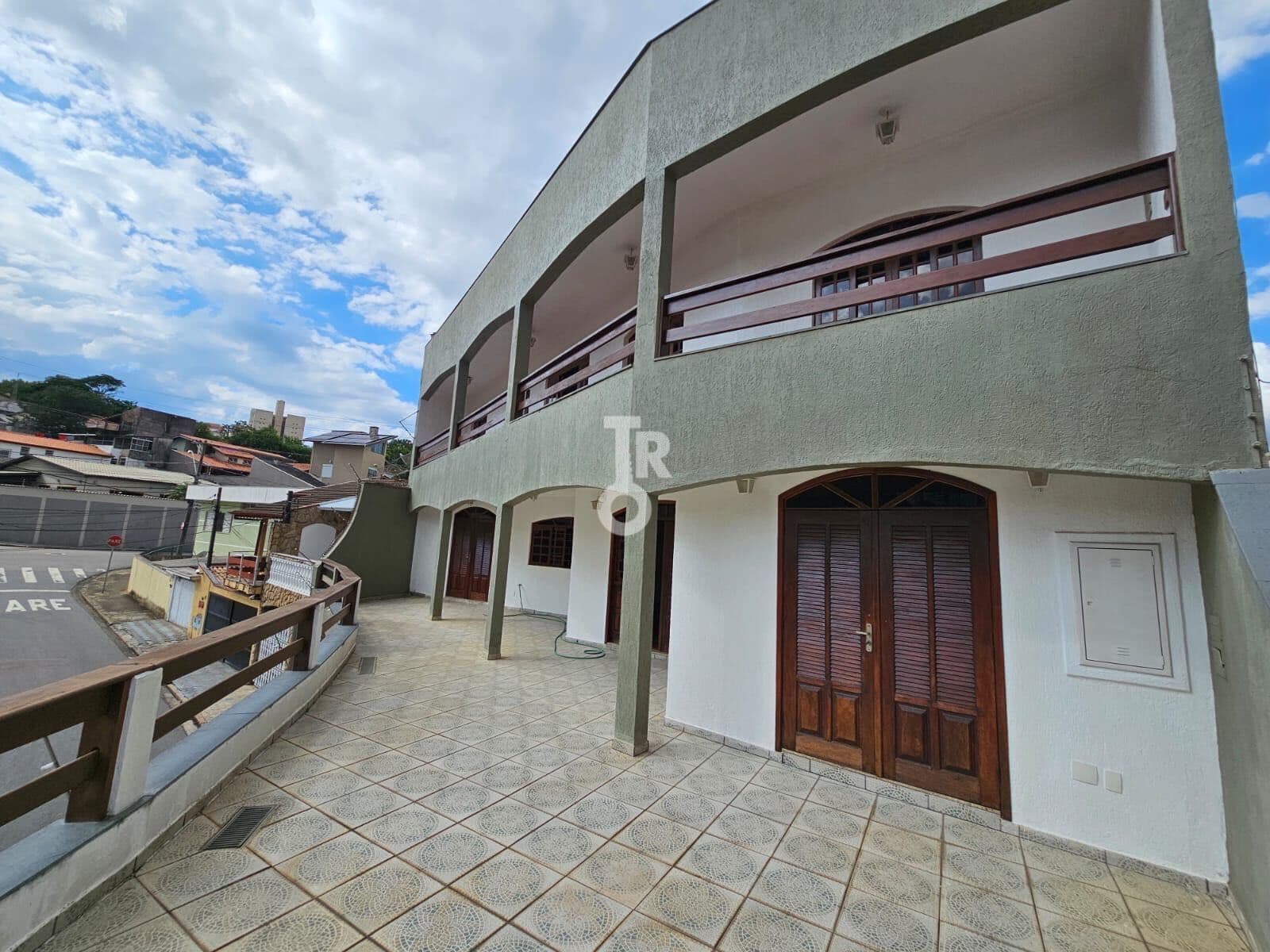 Sobrado com 7 suítes em excelente localização em Jundiaí