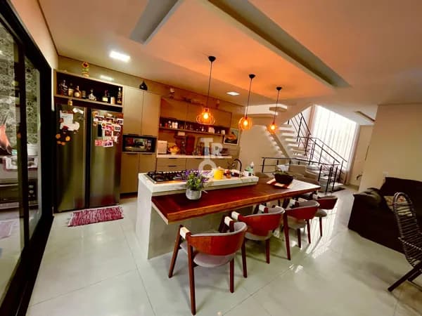 CASA MODERNA COM 3 SUÍTES E VISTA PRIVILEGIADA PARA A SERRA DO JAPI – CONDOMÍNIO ERMIDA