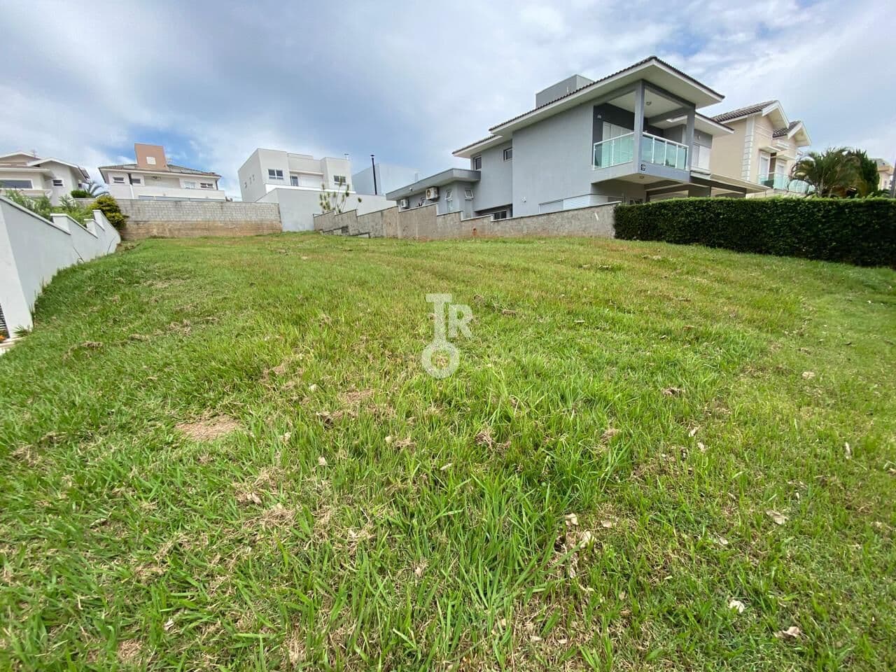 TERRENO DE 560 m2 PARA VENDA NO CONDOMÍNIO RESERVA DA SERRA EM JUNDIAÍ - SP