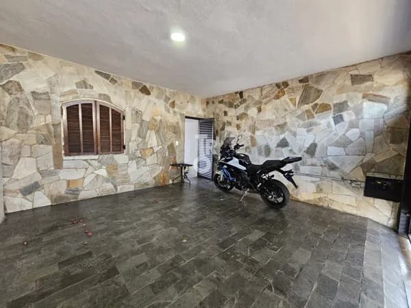 Casa à Venda em Ótima Localização – Jundiaí Ideal para uso residencial ou comercial