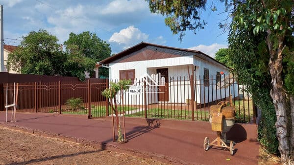Excelente casa com 2 dormitórios em excelente localização