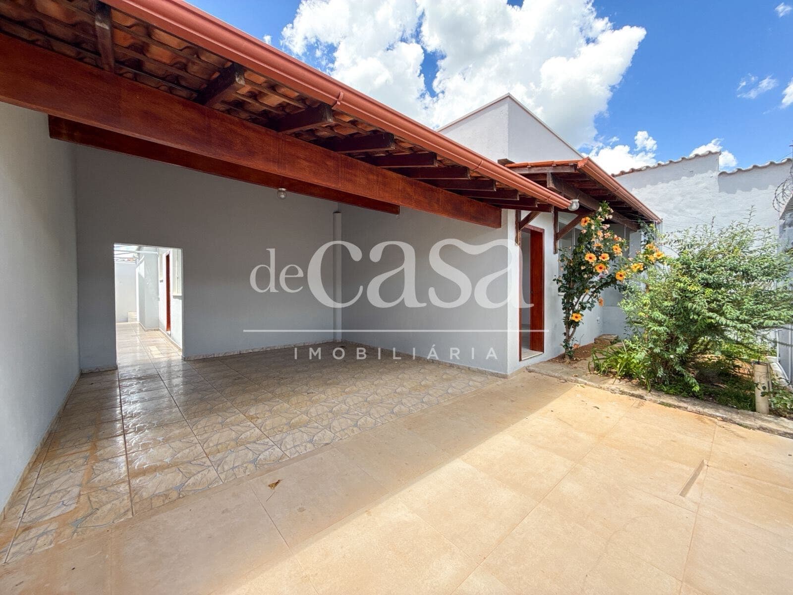 Casa ampla com 02 quartos