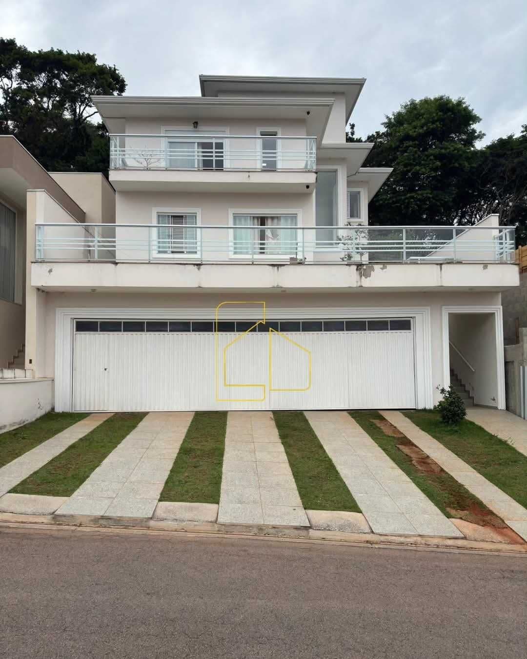 Sobrado 3 Dormitórios, 1 Suíte +Closet , 4 Vagas coberta, Varanda e Área gourmet!Condomínio Laguna Várzea Pta-SP